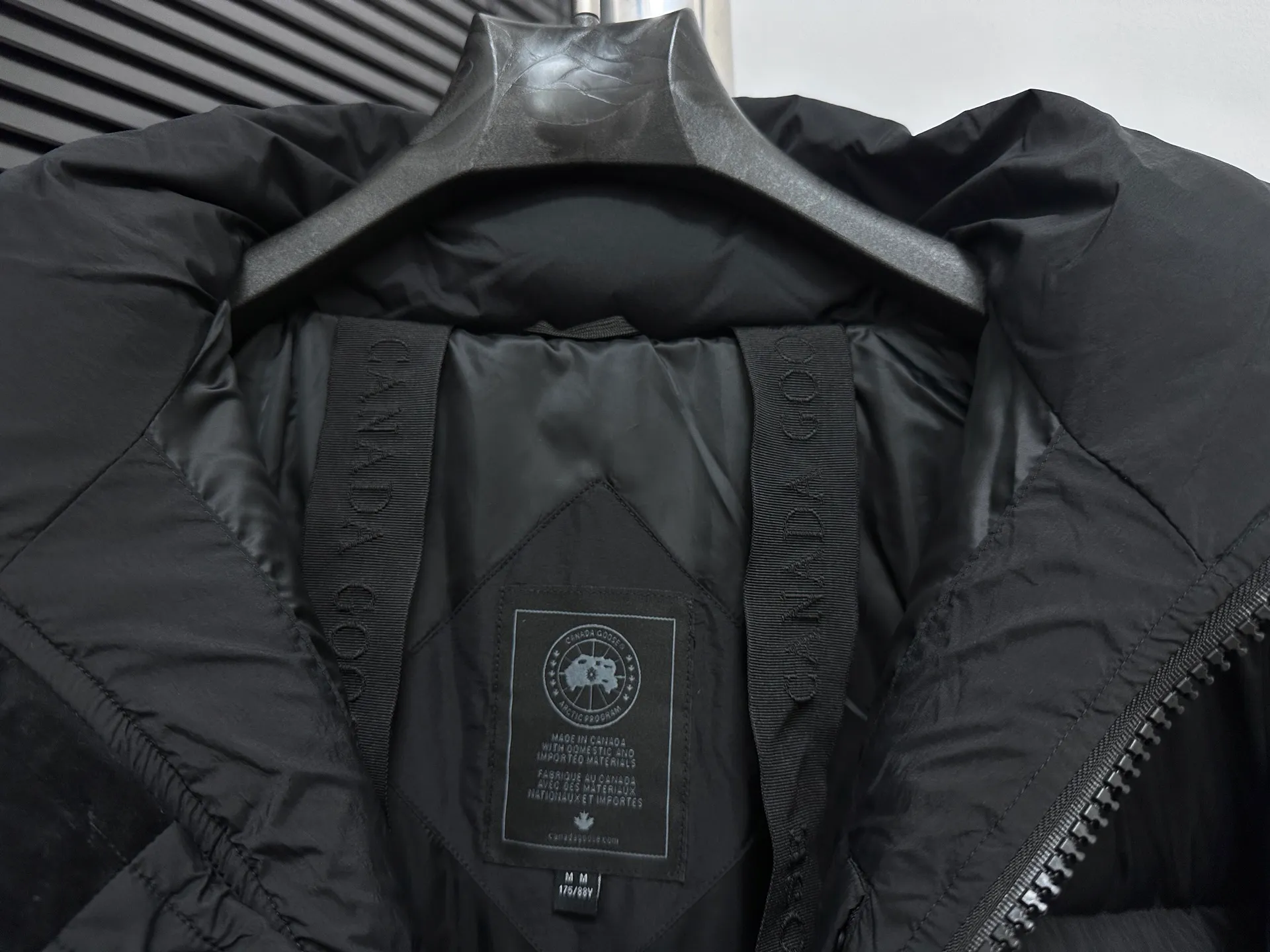 P840 【Canada gooes】Large Goose Sleeve Stand Collar Down Jacket Lawrence down jacket provides basic protection for daily adventures. Delicately soft fabric, this is a water-repellent fabric that is soft to the touch yet durable. Filled with extremely fluffy white duck down. This piece has a quilted body and structured down. Padded collar and reflective double-stripe grip tape. Extended hem and tucked-in inner rib-knit cuffs. Size: XS-2XL